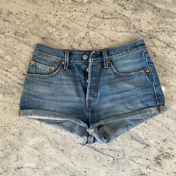 Levi’s 501 Shorts - Picture 2 of 2